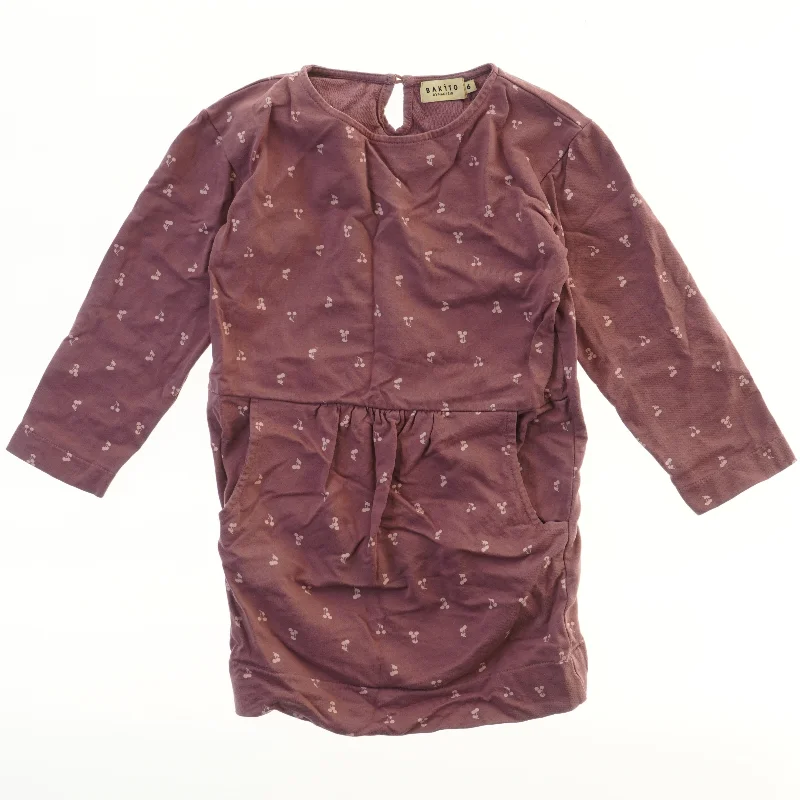 Kjole med blomstermønster fra Bakito (str. 116)