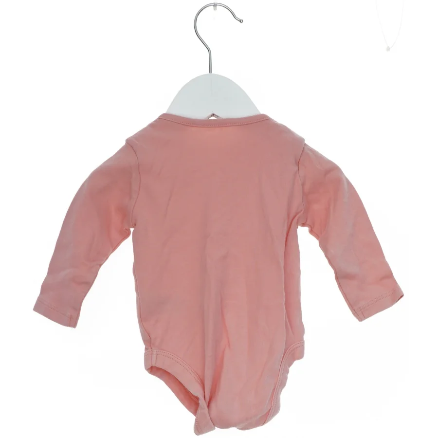 Lyserød bodystocking til baby fra Mothercare (str. 68)