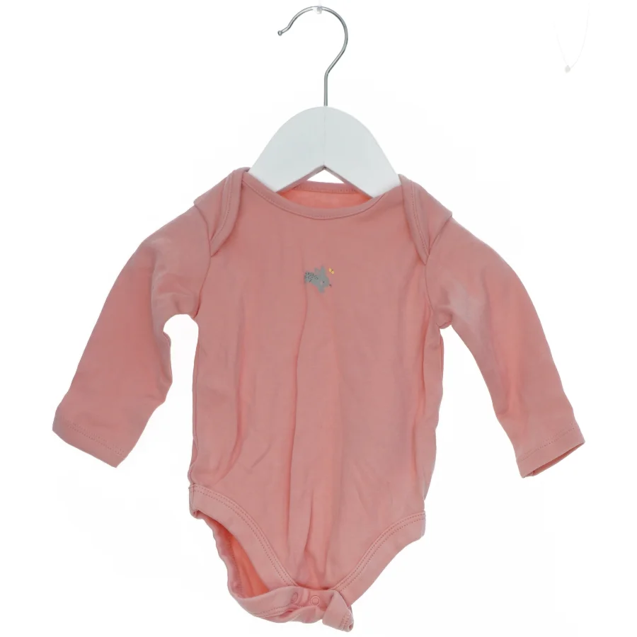 Lyserød bodystocking til baby fra Mothercare (str. 68)