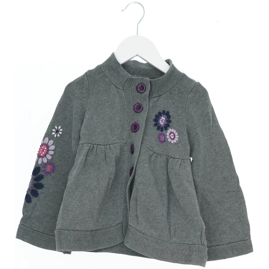 Grå cardigan med blomsterbroderi fra Boca (str. 110)