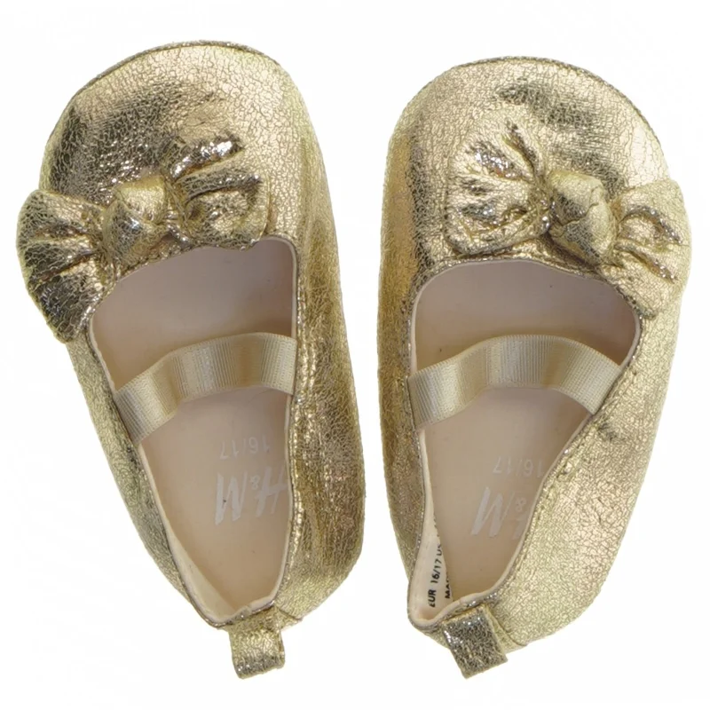 Guld babysko med sløjfe fra H&M (str. 16-17 )