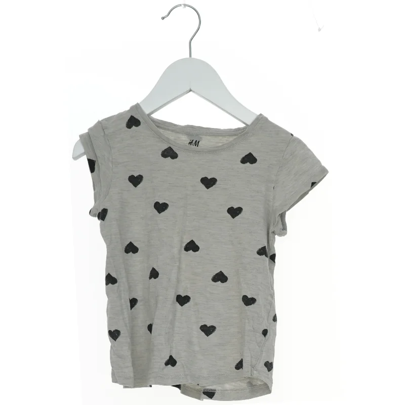 T-shirt med hjerteprint fra H&M (str. 110)