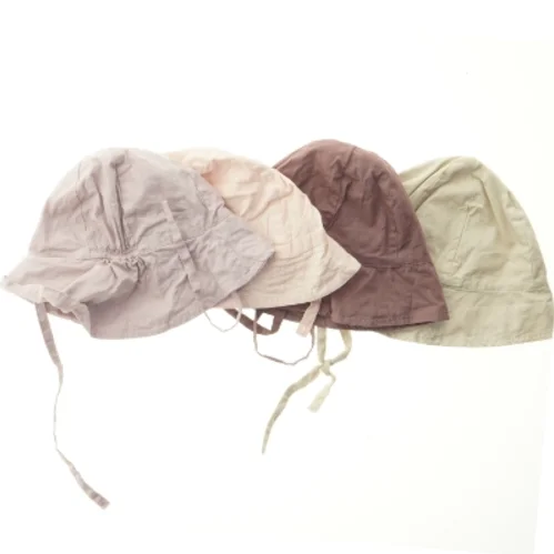 Fire solhatte til børn fra Name It (str. 32 cm)