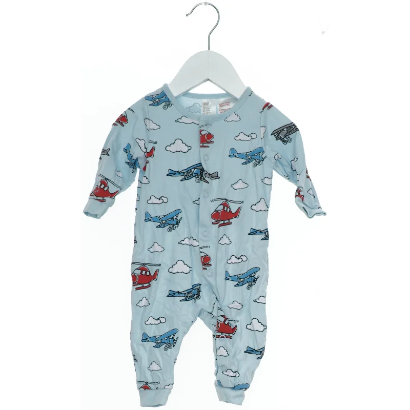 Heldragt med flyvemaskine og helikopter print fra H&M (str. 62)