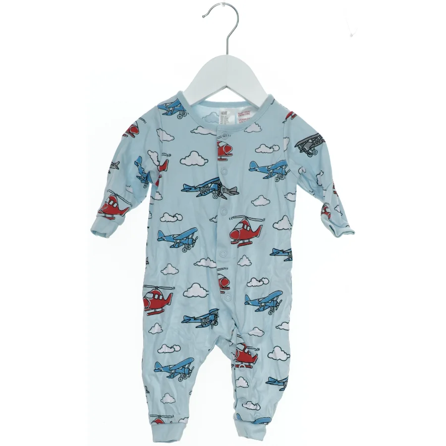 Heldragt med flyvemaskine og helikopter print fra H&M (str. 62)