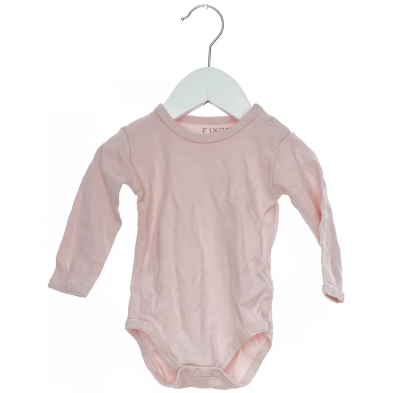 Lyserød bodystocking til baby fra Fixoni (str. 68)