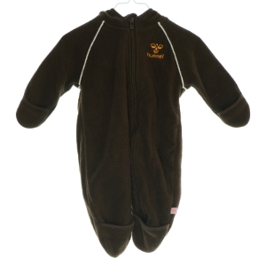 Heldragt i fleece fra Hummel (Str. 62)
