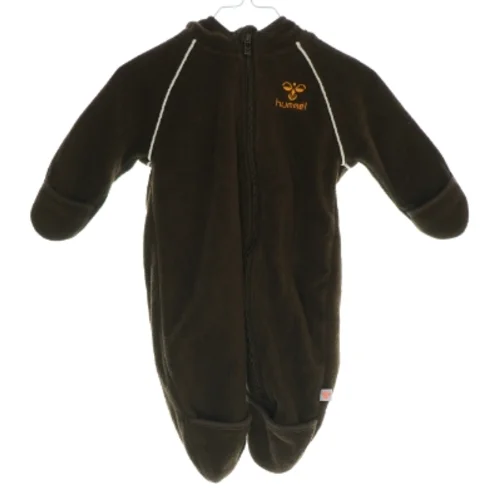 Heldragt i fleece fra Hummel (Str. 62)