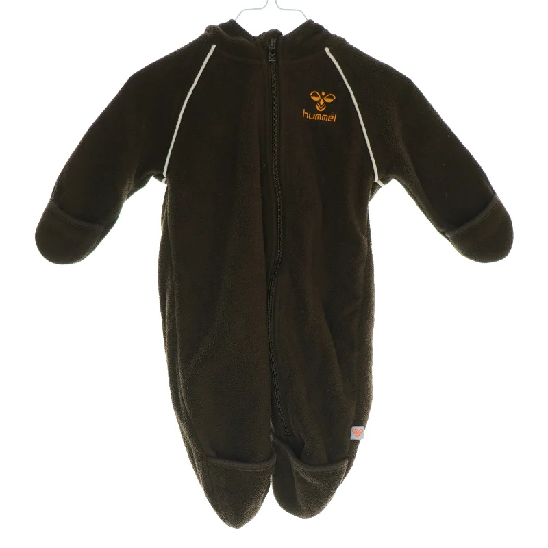 Heldragt i fleece fra Hummel (Str. 62)