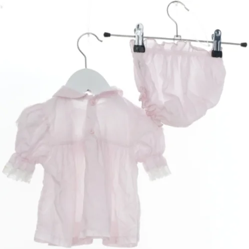 Lyserødt sæt med bluse og bloomers (str. 68)