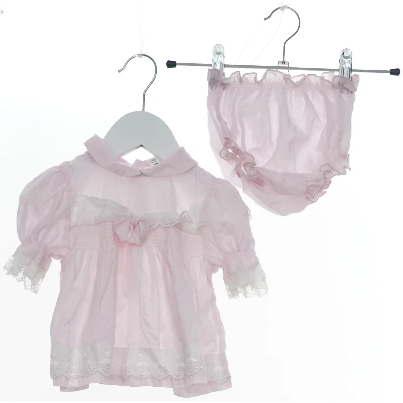 Lyserødt sæt med bluse og bloomers (str. 68)