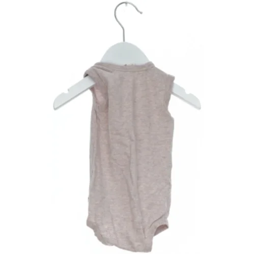 Ærmeløs bodystocking til baby fra Müsli (str. 56)