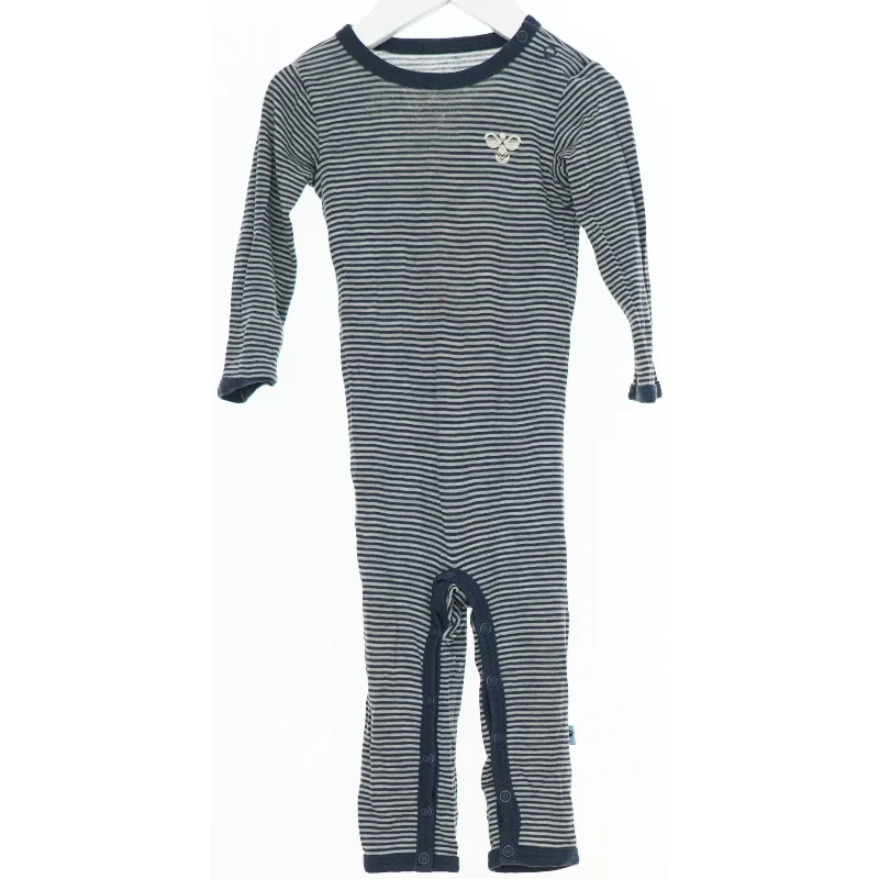 Stribet heldragt fra Hummel (str. 74)