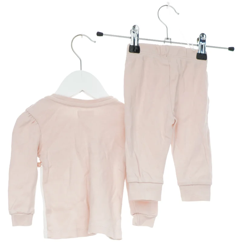 Sæt med top og bukser fra Fisher-Price (str. 68)