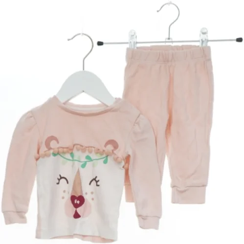 Sæt med top og bukser fra Fisher-Price (str. 68)