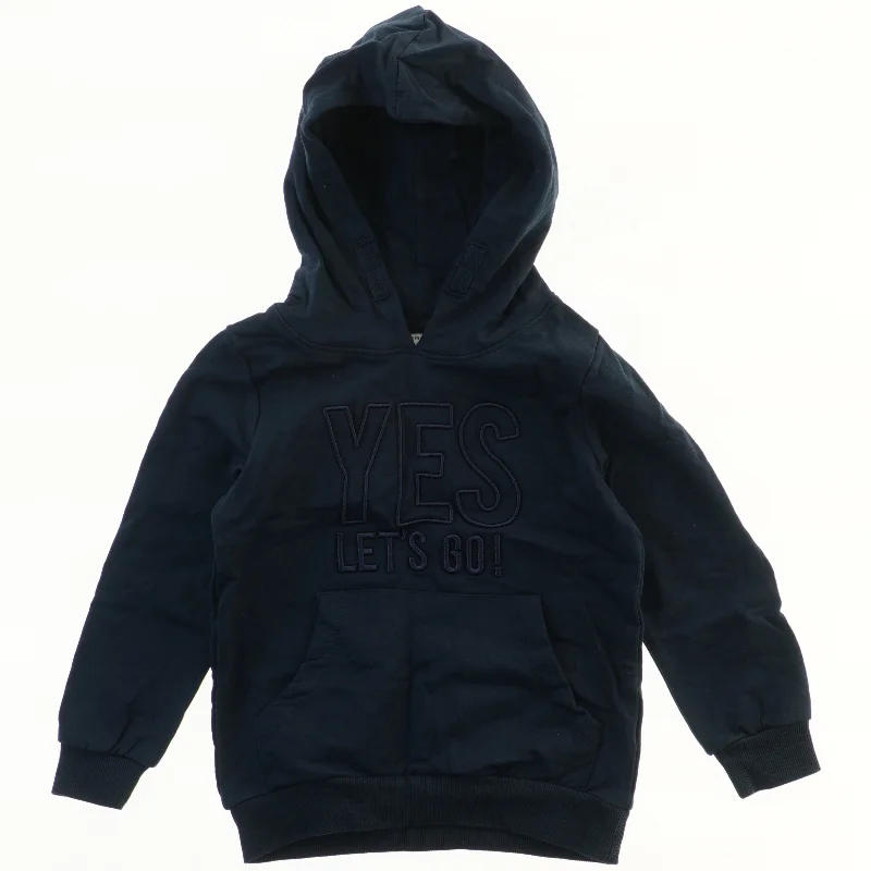 Hættetrøje med tekst fra Name It (str. 104)