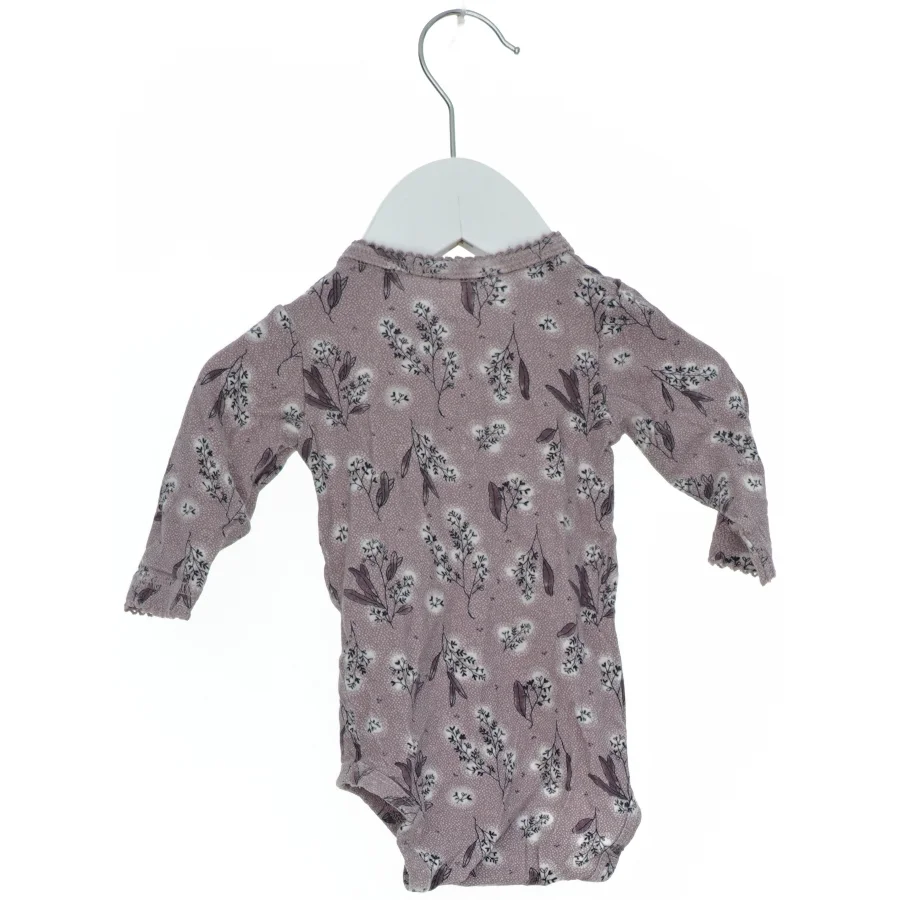 Langærmet bodystocking med blomsterprint fra Name It (str. 56)