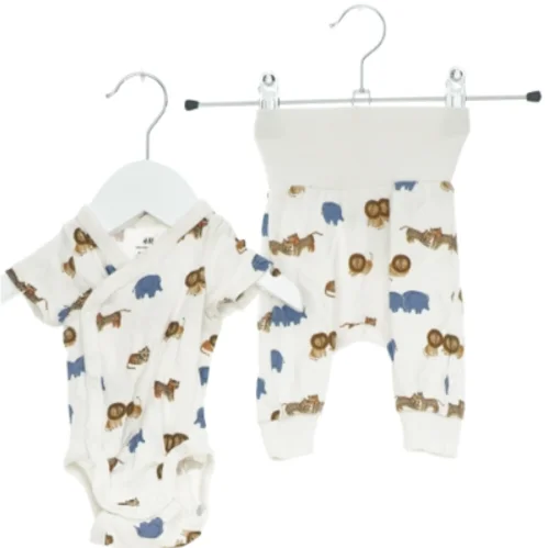 Sæt med bodystocking og bukser med dyremønster fra H&M (str. 50)