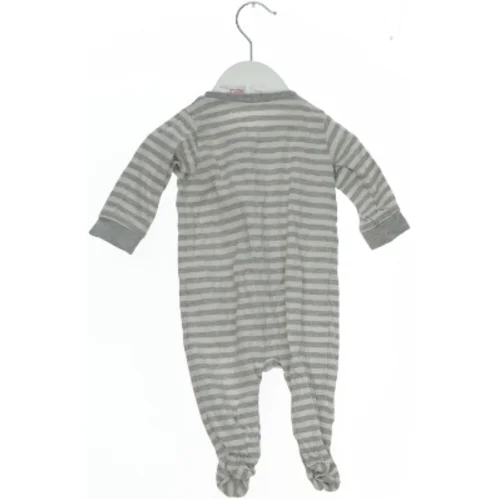 Stribet sparkedragt til baby fra H&M (str. 62)