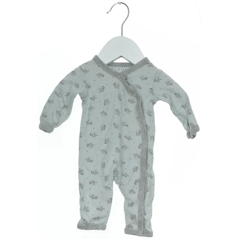 Baby heldragt med mønster fra Fixoni (str. 50)