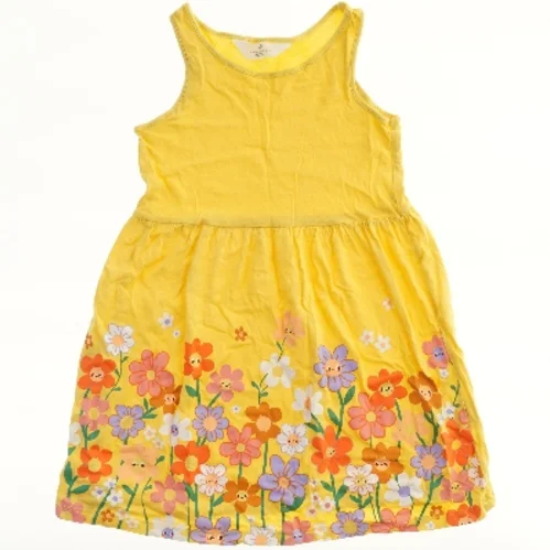 Børnekjole med blomsterprint fra H&M (str. 122)
