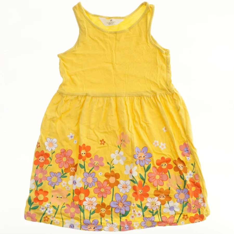 Børnekjole med blomsterprint fra H&M (str. 122)