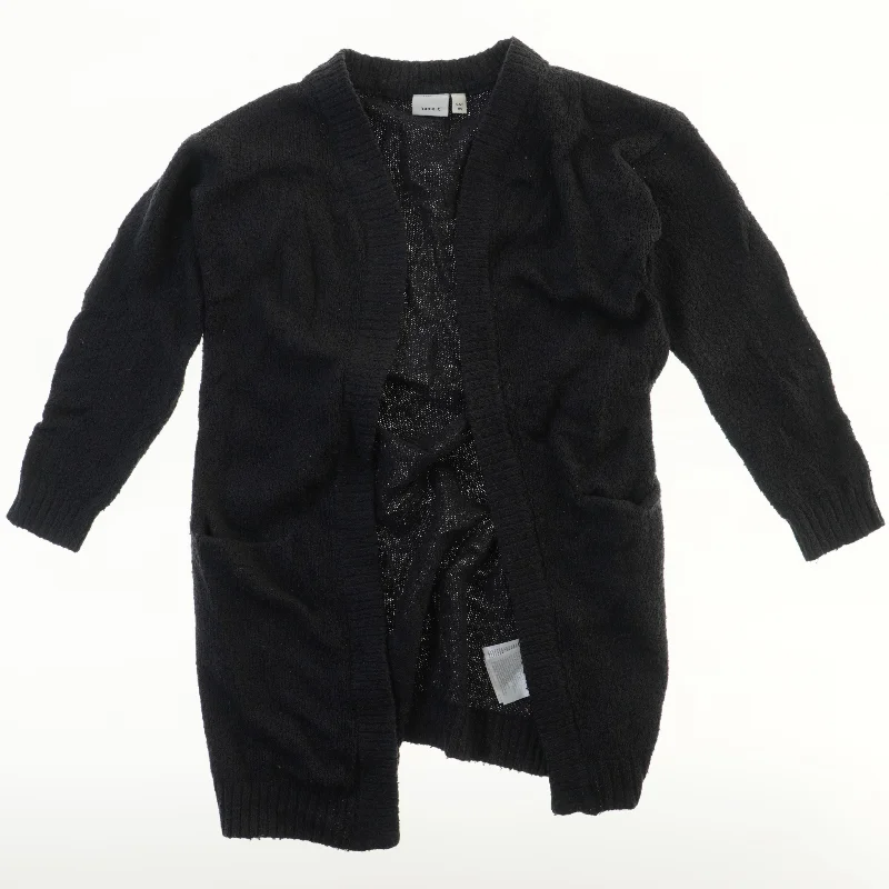 Lang sort cardigan fra Name It (str. 116)