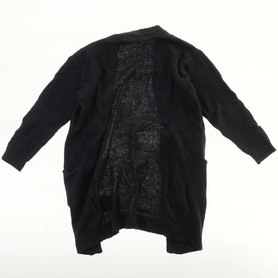 Lang sort cardigan fra Name It (str. 116)