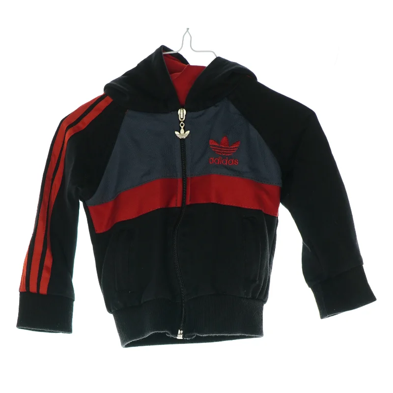Hættetrøje fra Adidas (str. Ca. 18 mdr)