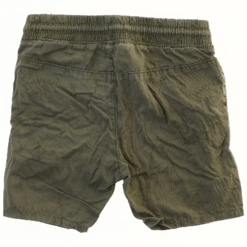 Grønne shorts med dinosaurmønster fra H&M (str. 104)