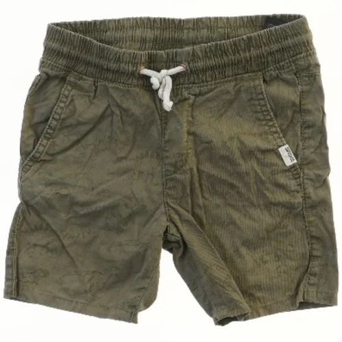 Grønne shorts med dinosaurmønster fra H&M (str. 104)