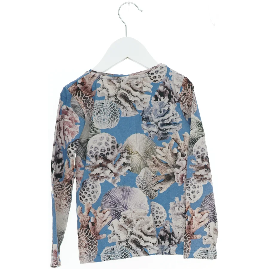 Langærmet bluse med koralmønster fra Molo (str. 116)