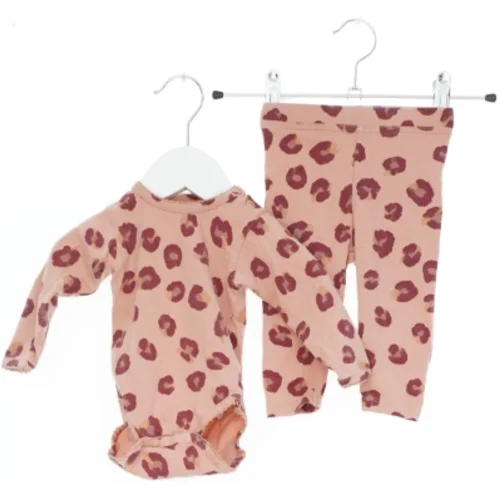 Baby dragtsæt med leopardprint fra Petit (str. 62)