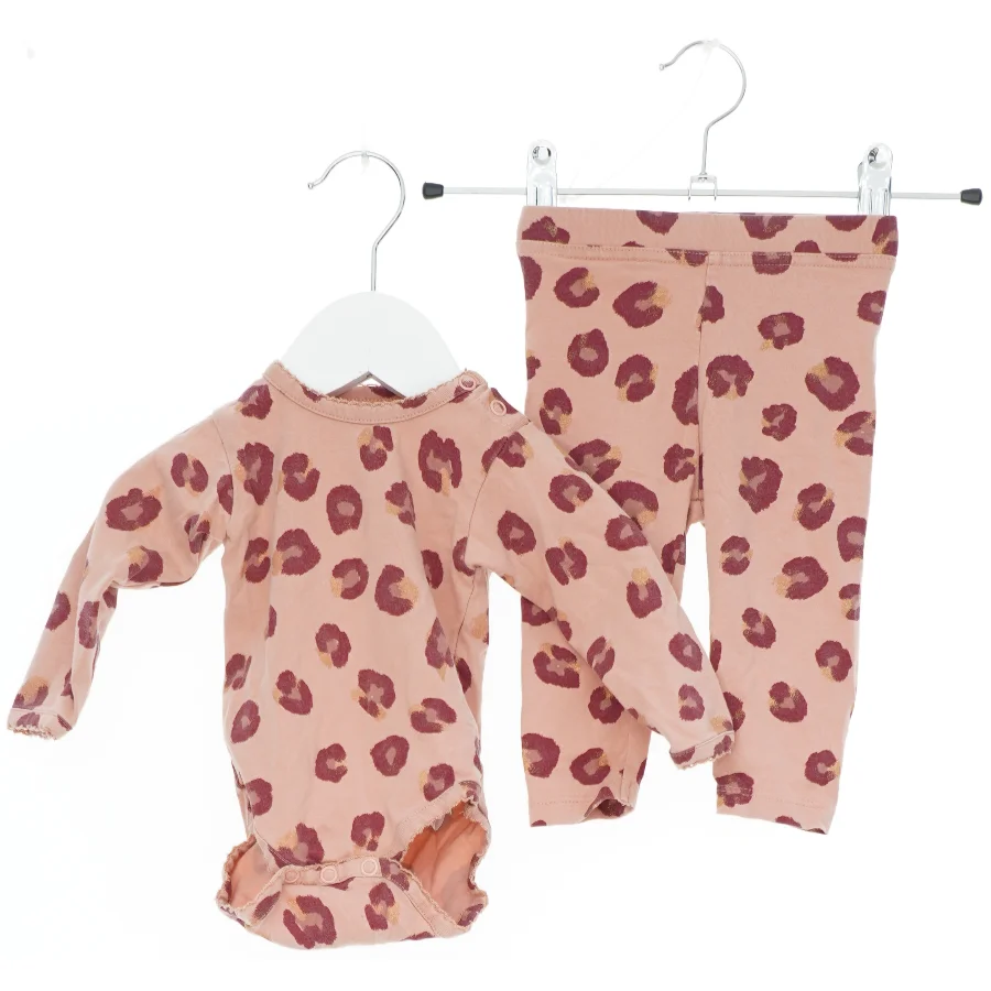 Baby dragtsæt med leopardprint fra Petit (str. 62)