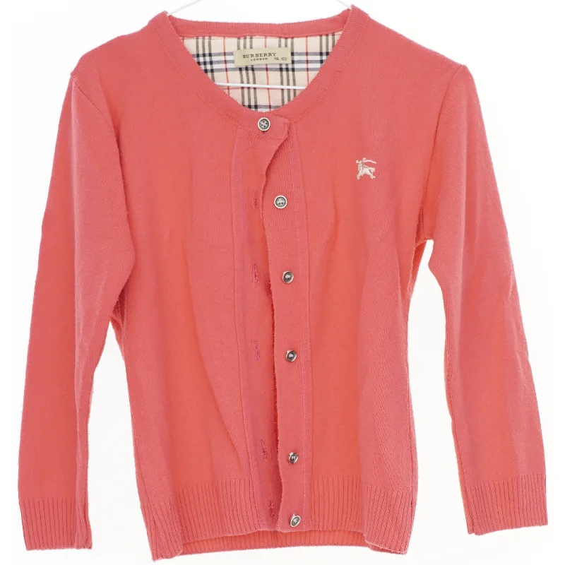 Cardigan i koral farve fra Burberry (str. 116)