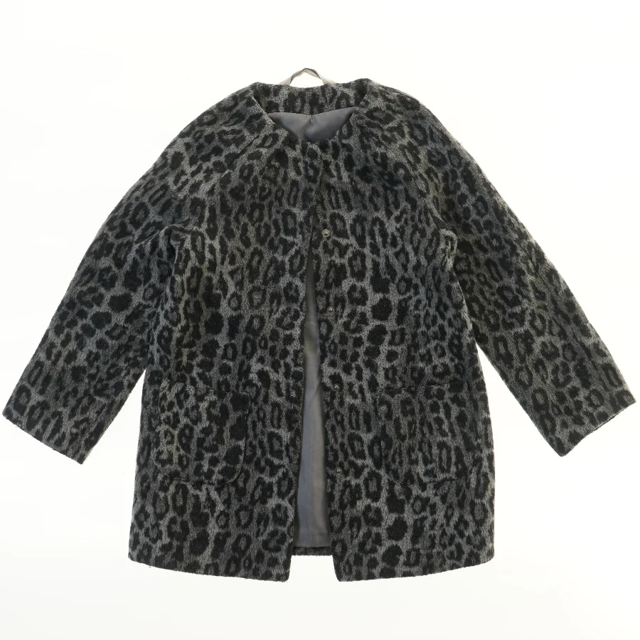 Leopard mønstret jakke fra H&M (str. 122)