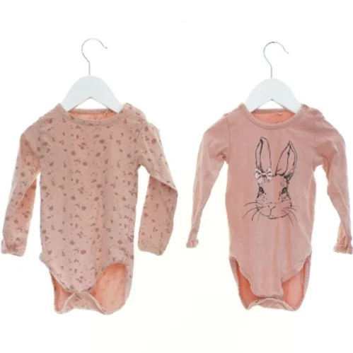 Bodystocking (2 stk.) fra Sofie Schnoor (str. 86 cm)