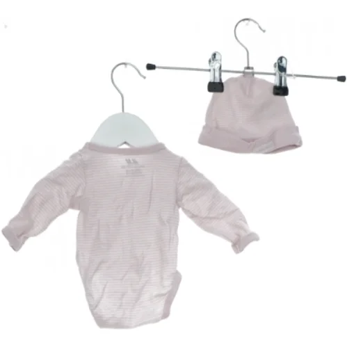 Baby bodystocking og hue fra H&M (str. 50)