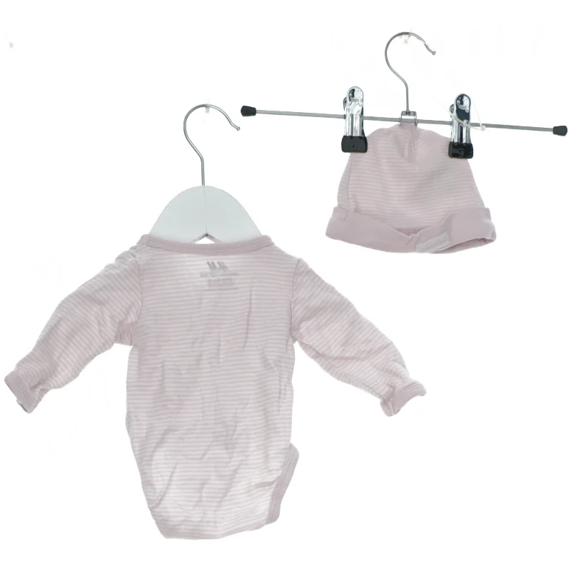 Baby bodystocking og hue fra H&M (str. 50)