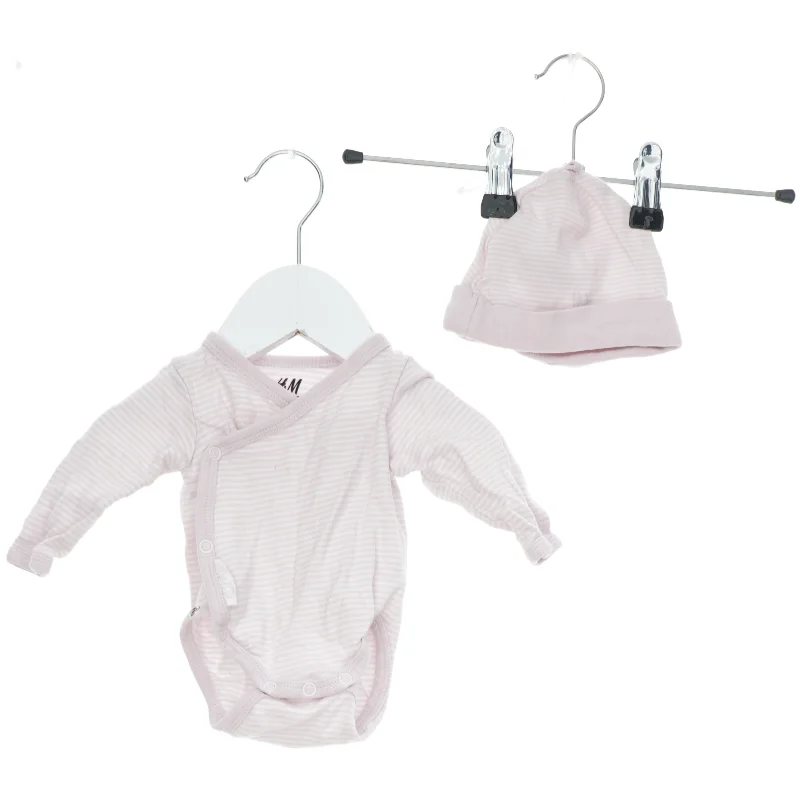 Baby bodystocking og hue fra H&M (str. 50)