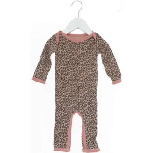Heldragt til baby med leopardmønster fra Petit (str. 68)