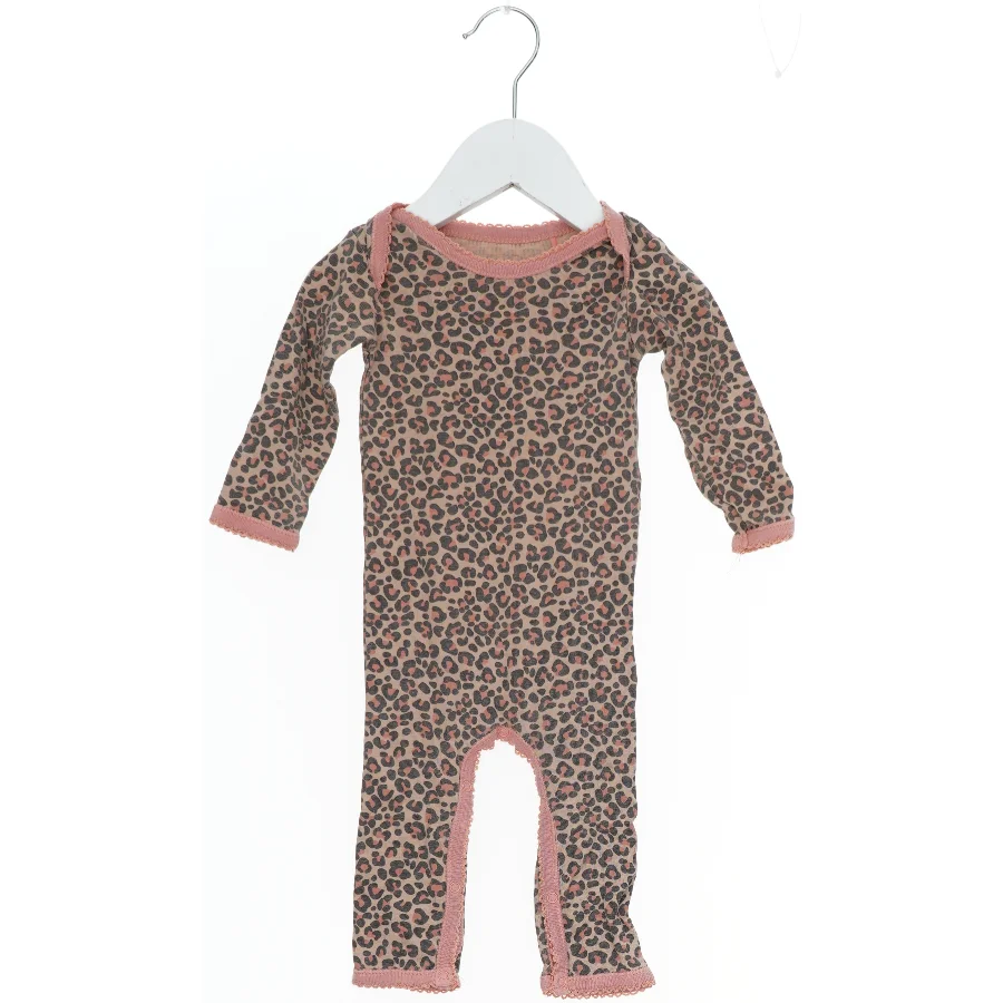 Heldragt til baby med leopardmønster fra Petit (str. 68)