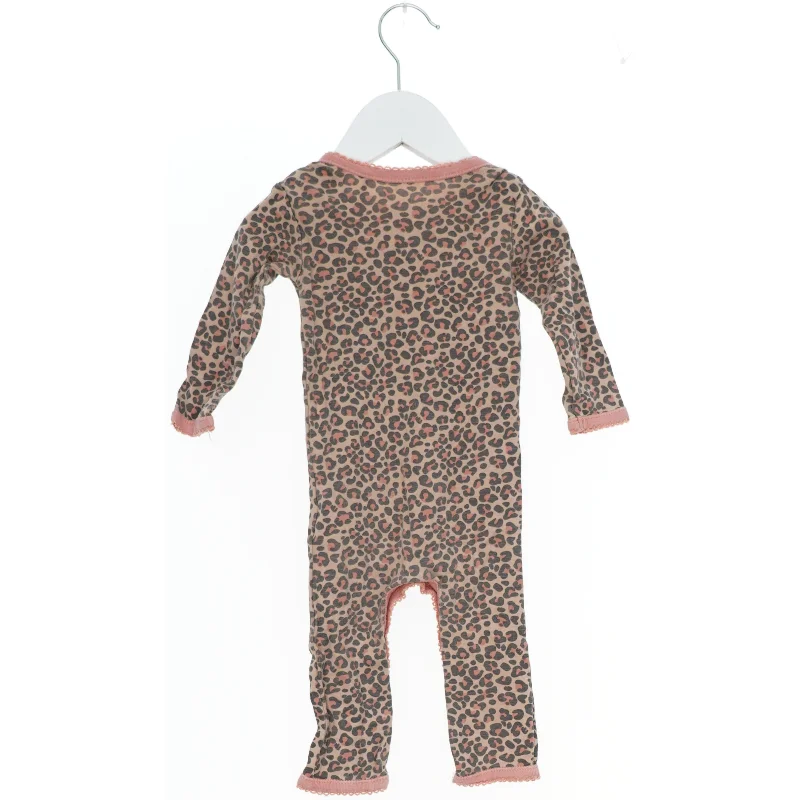 Heldragt til baby med leopardmønster fra Petit (str. 68)