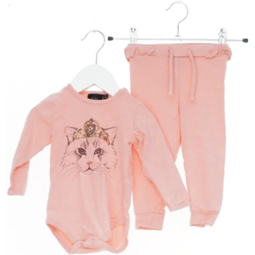 Lyserød bodystocking og bukser med kattemotiv fra Petit sofieschnoor(str. 74)