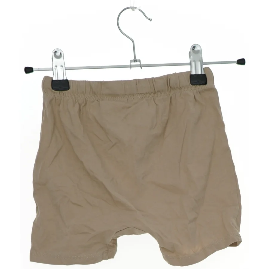 Beige shorts fra H&M (str. 92)