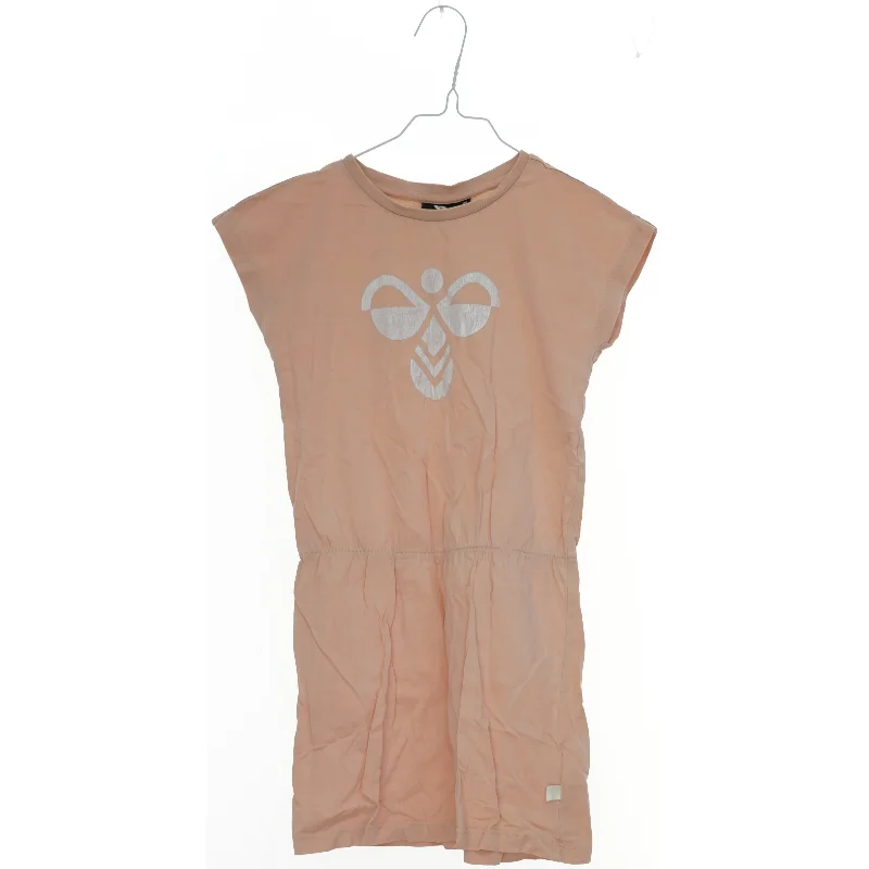 Kortærmet Sommerdragt fra Hummel (str. 116)