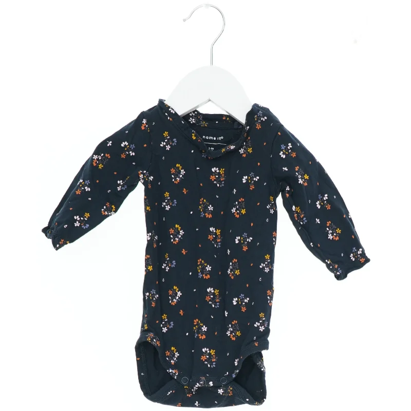 Langærmet bodystocking med blomsterprint fra Name It (str. 62)