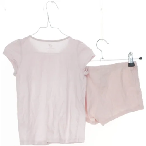 Lyserød pyjamassæt fra H&M (str. 110)