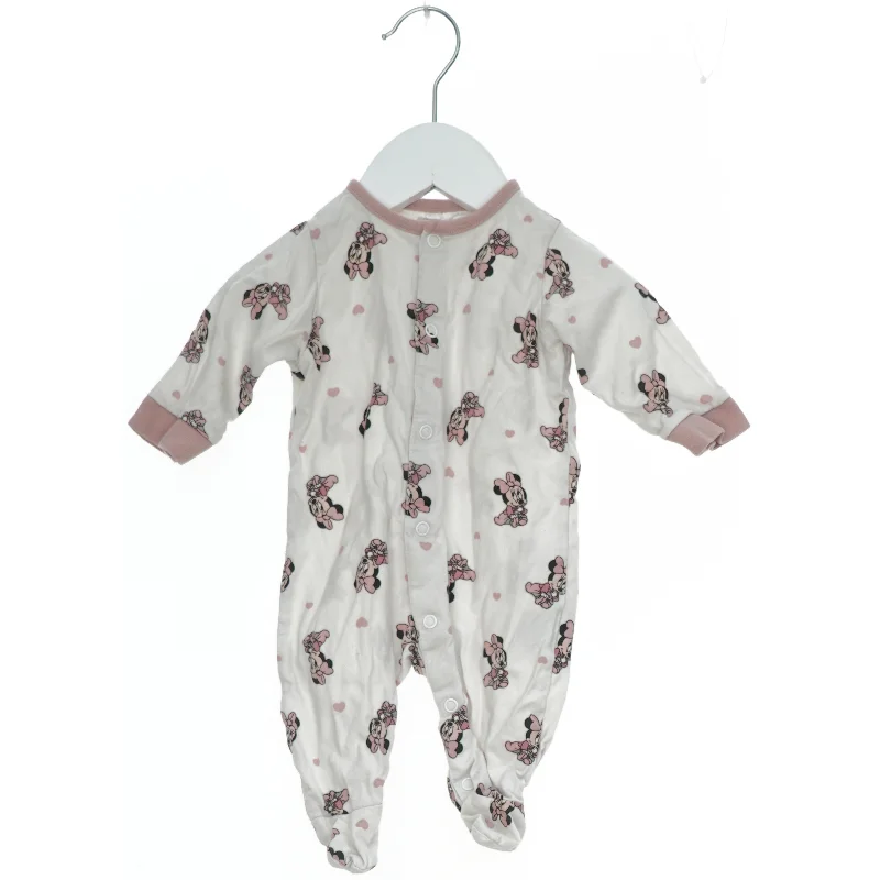 Sparkedragt med Minnie Mouse print fra H&M (str. 56)