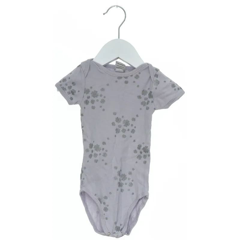 Kortærmet bodystocking med blomster fra Holly’s Baby (str. 68)